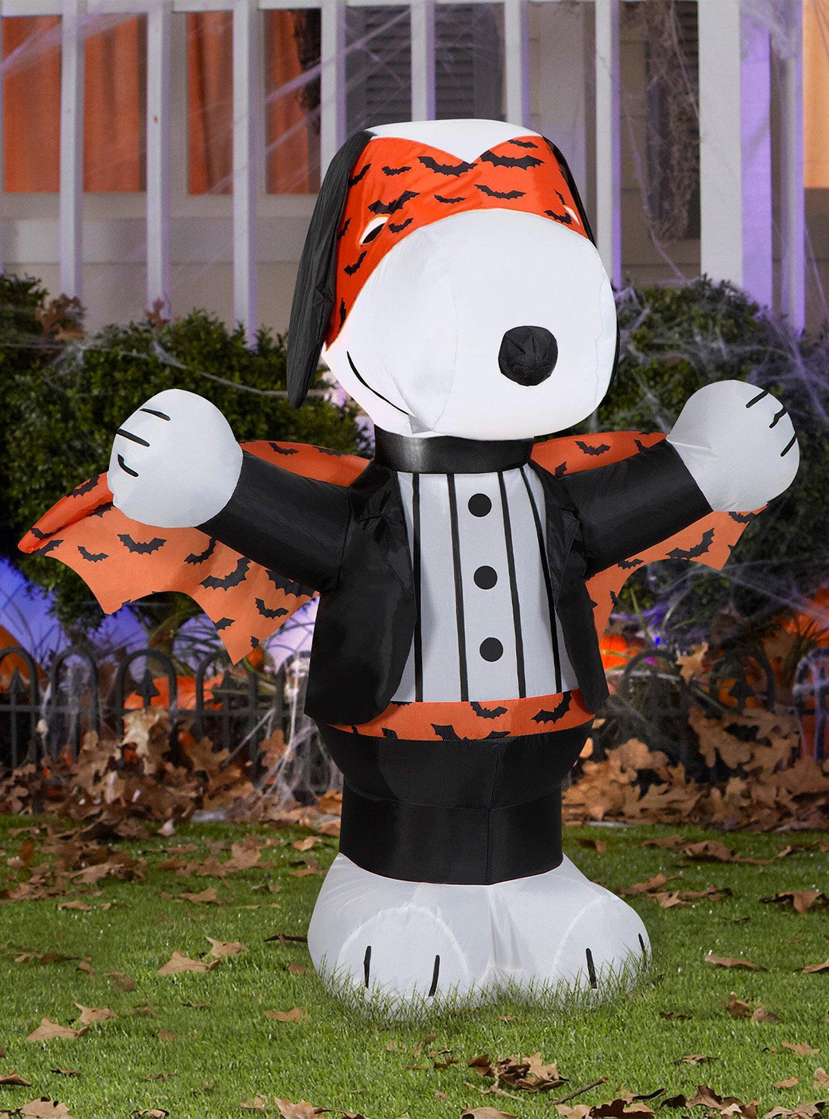 Snoopy inflable con capa de vampiro naranja