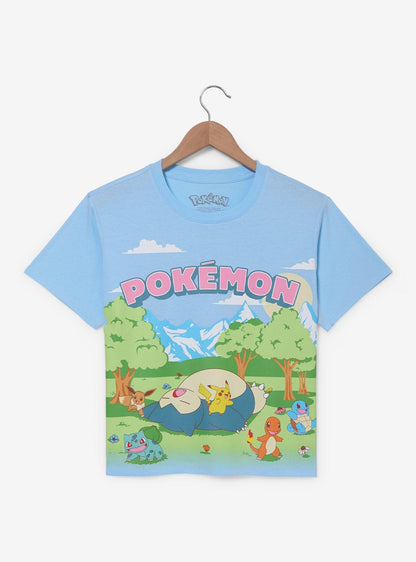 Polera corta con escena grupal de Pokémon