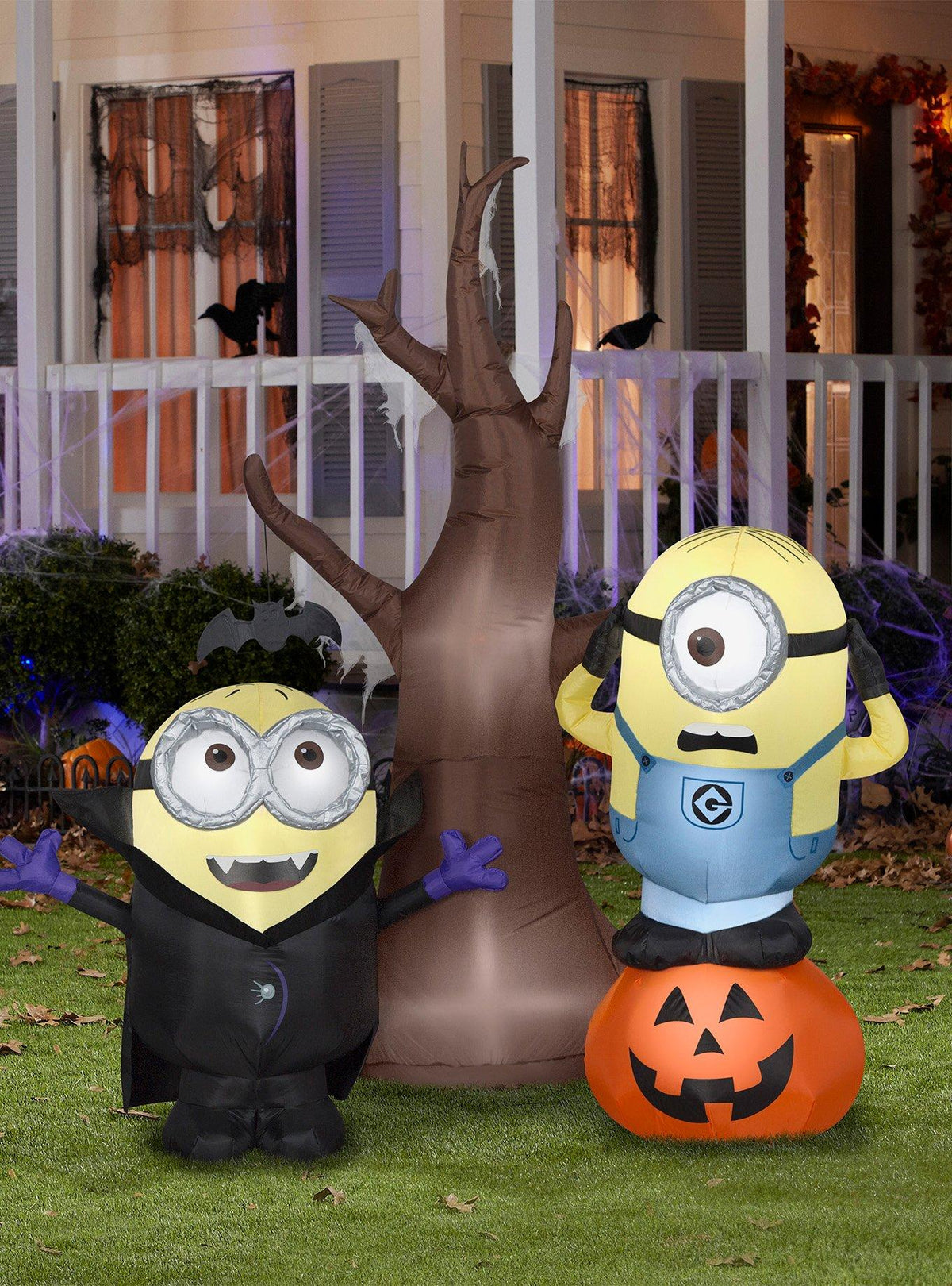 Minions inflable de Halloween con árbol y calabaza
