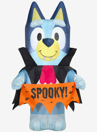 Inflable de Bluey con disfraz de vampiro