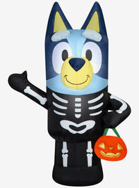 Inflable de Bluey con disfraz de esqueleto
