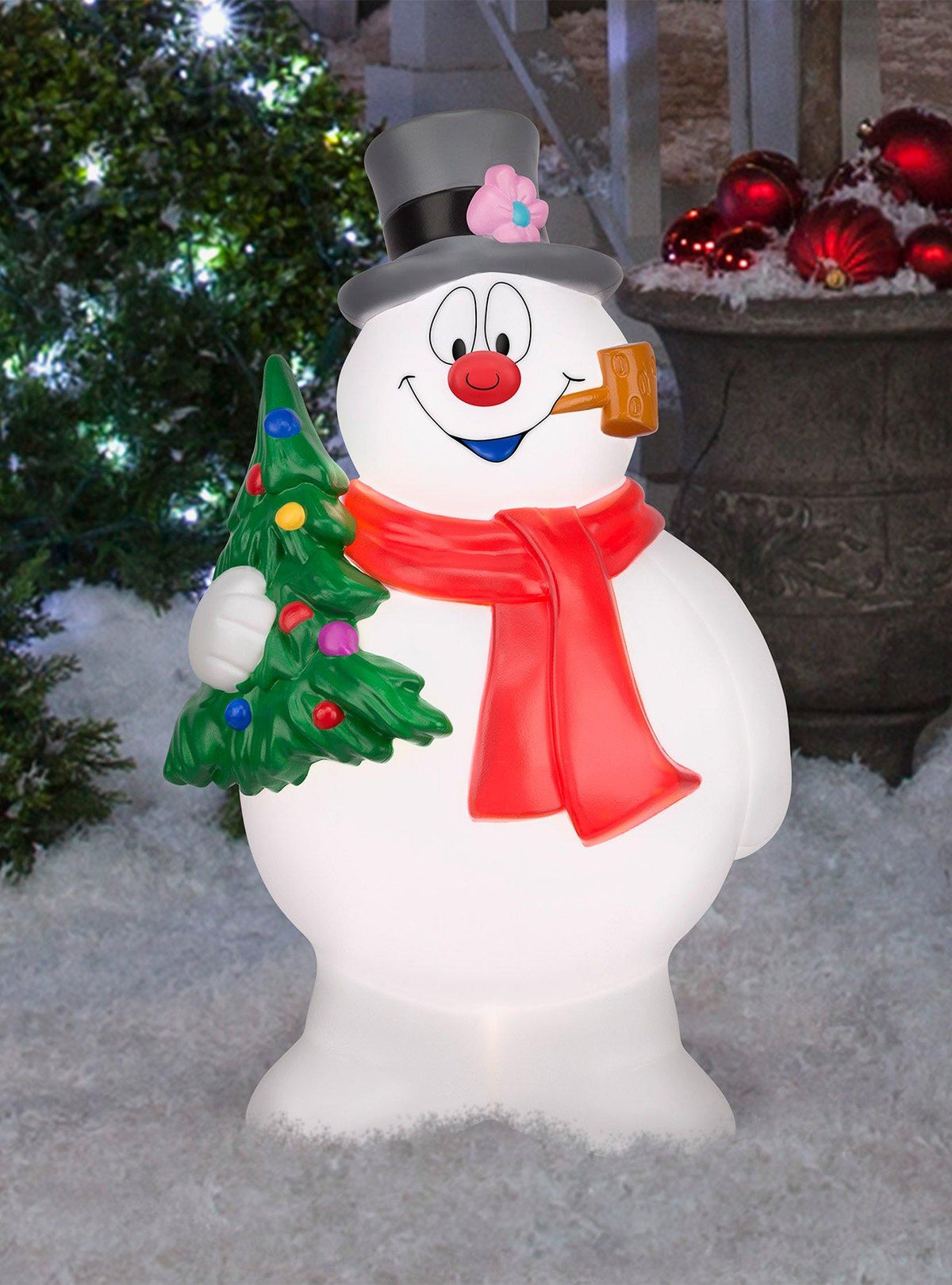 Frosty the Snowman con árbol navideño iluminado