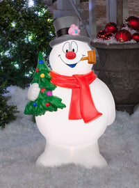 Frosty the Snowman con árbol navideño iluminado