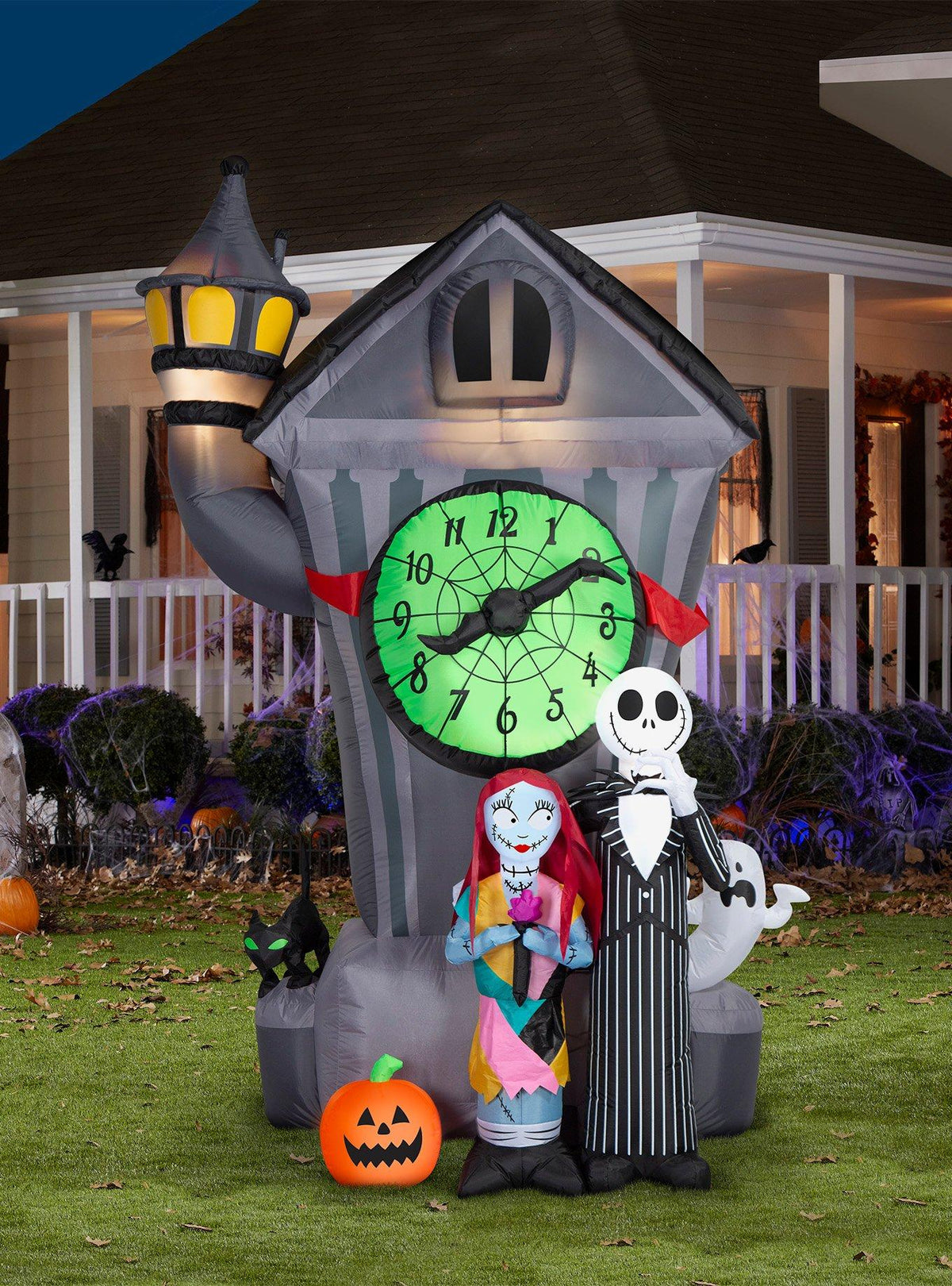Inflable gigante de Jack y Sally con torre del reloj