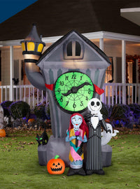 Inflable gigante de Jack y Sally con torre del reloj