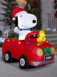Peanuts: Inflable navideño de Snoopy y Woodstock en auto