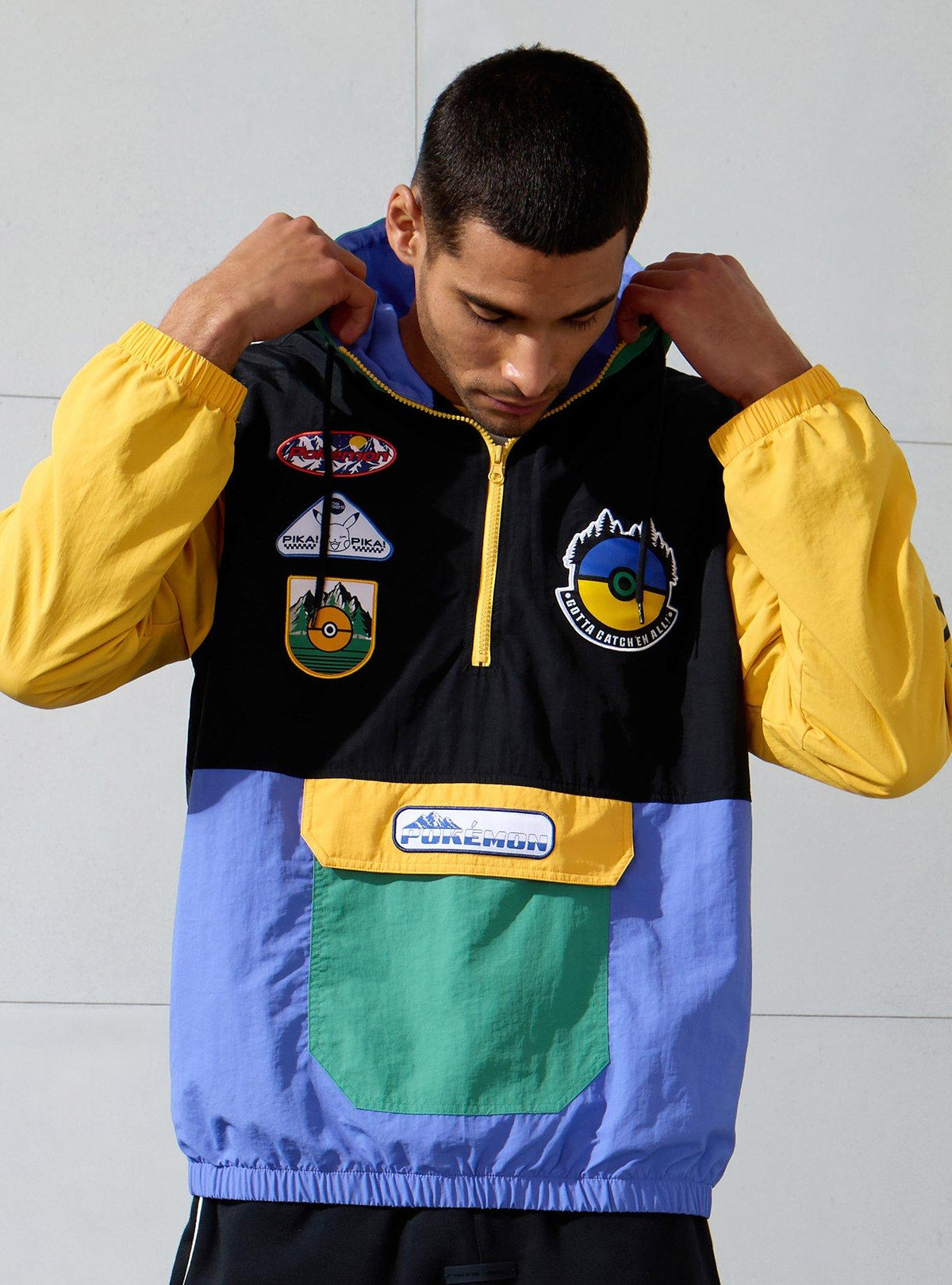 Chaqueta cortaviento Pokémon con parches bordados