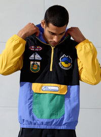 Chaqueta cortaviento Pokémon con parches bordados
