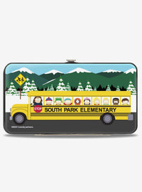 Billetera South Park con bus escolar y escena de montaña