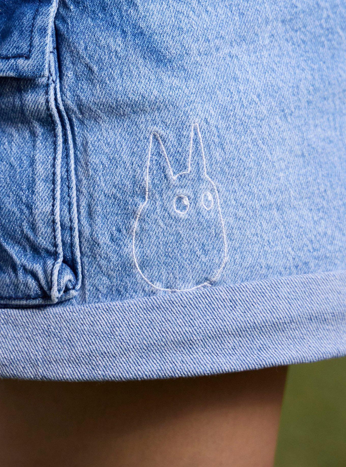 Short de mezclilla con tirantes Mi vecino Totoro
