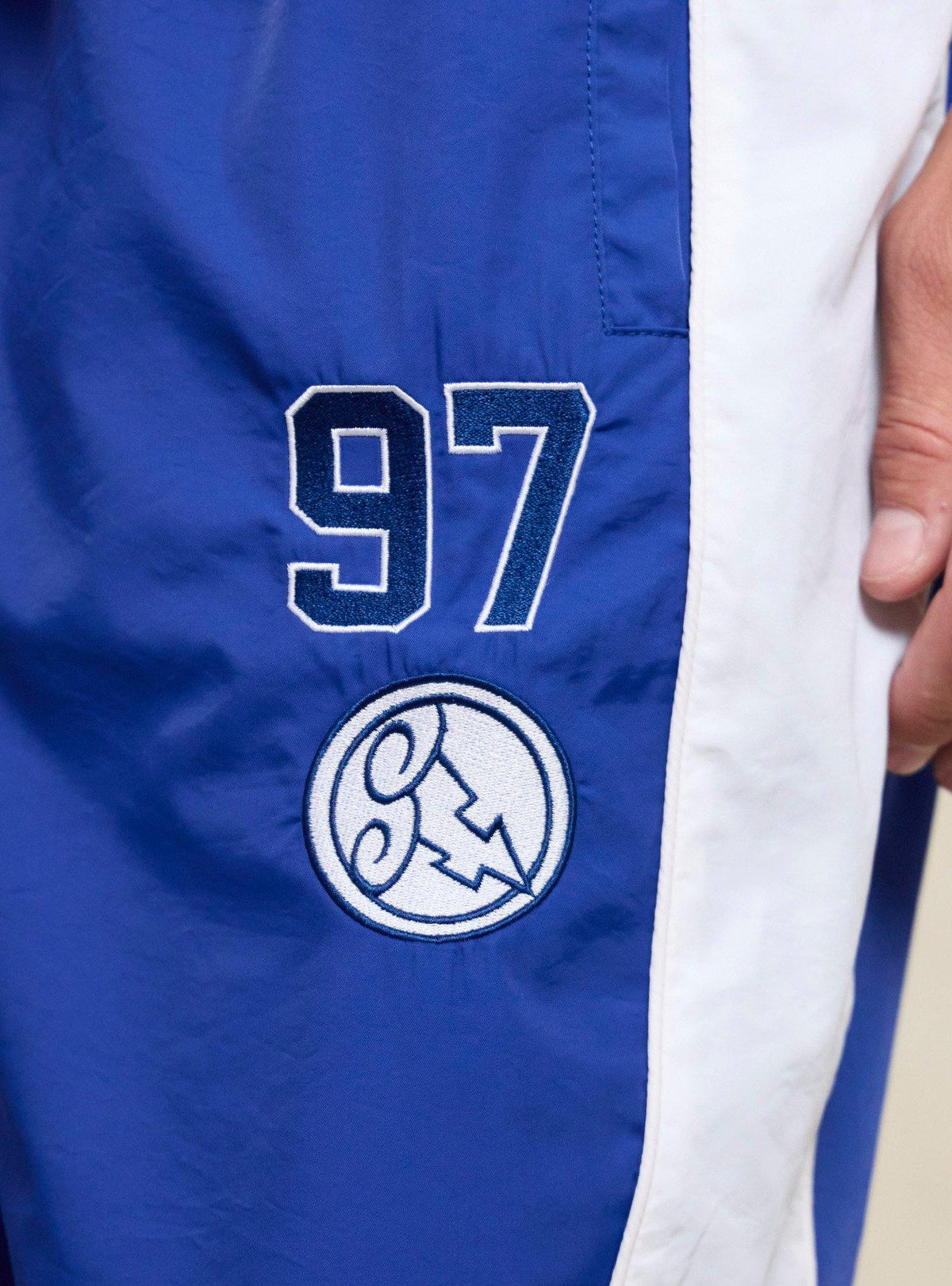 Jogger deportivo con insignias de Hércules Disney