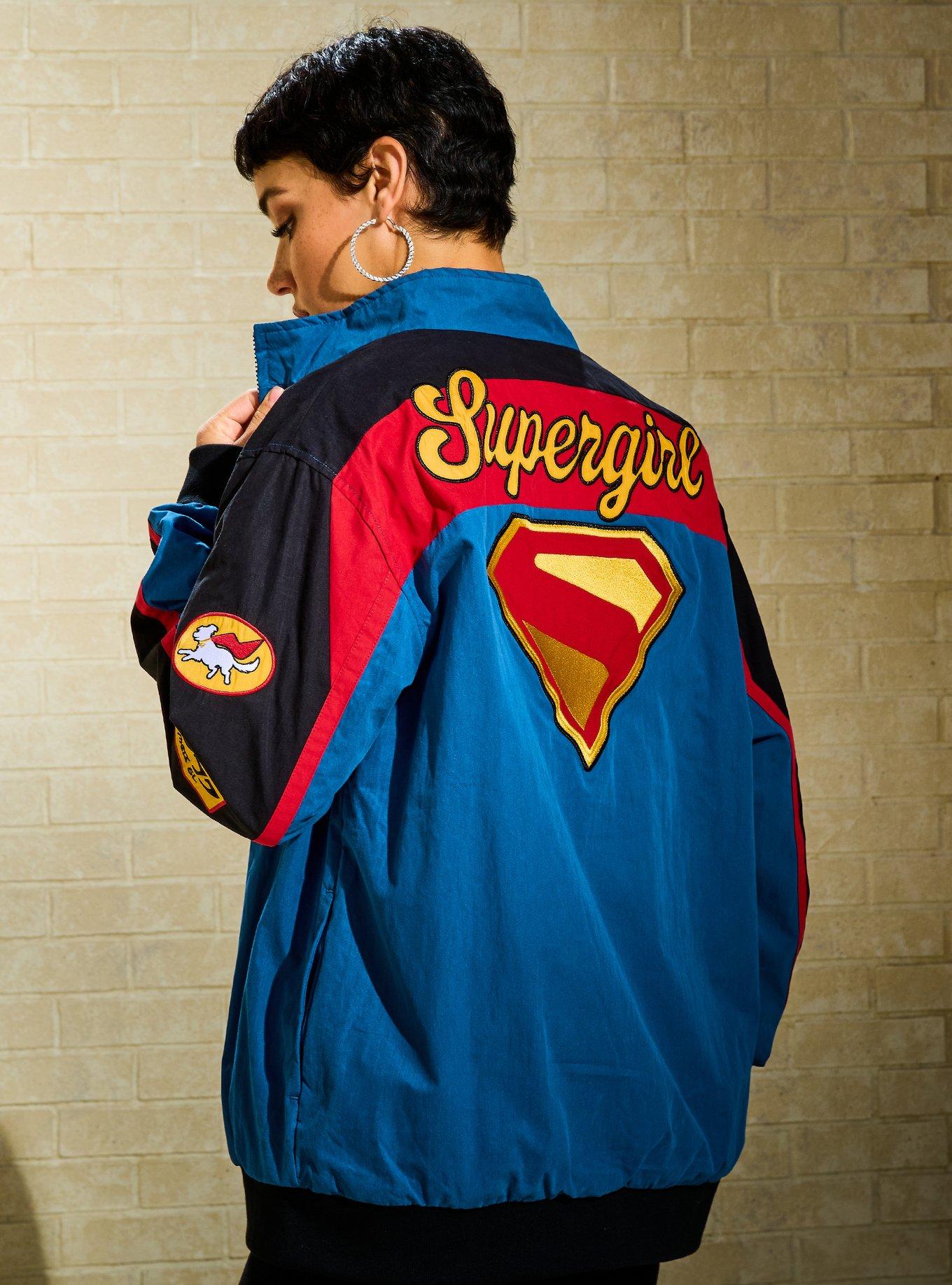 Chaqueta cortaviento con parches de Supergirl
