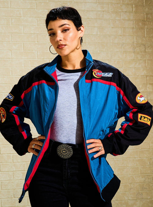 Chaqueta cortaviento con parches de Supergirl