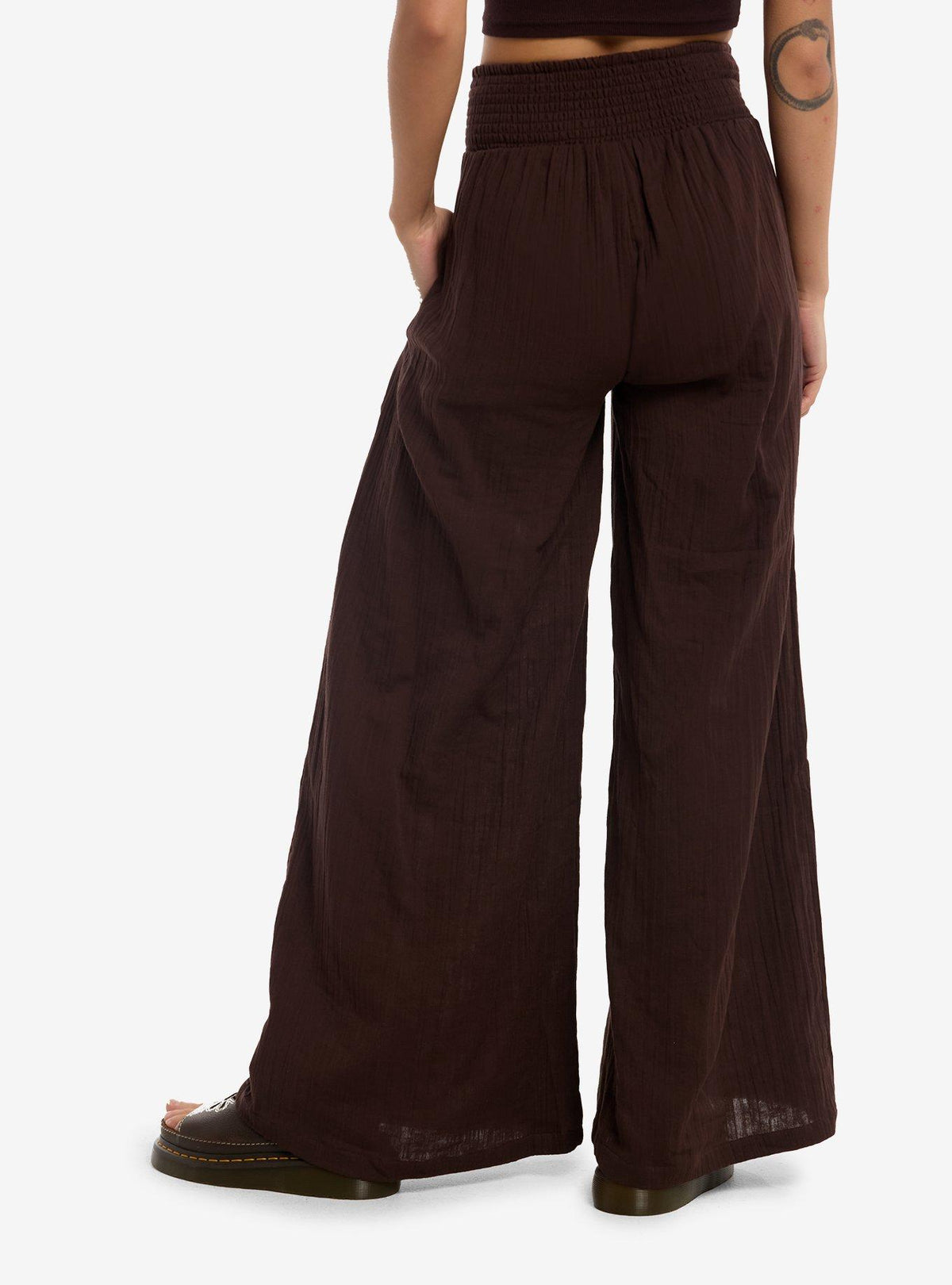 Pantalón palazzo café Stitch con costuras de rombos