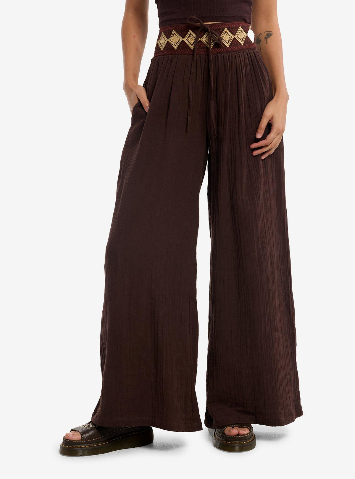 Pantalón palazzo café Stitch con costuras de rombos