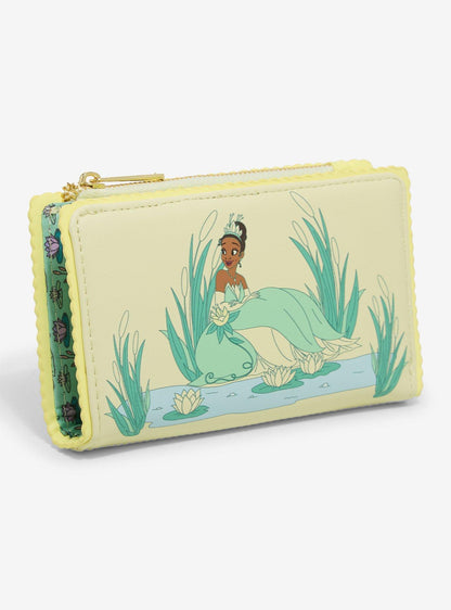 Billetera Disney Tiana junto al estanque