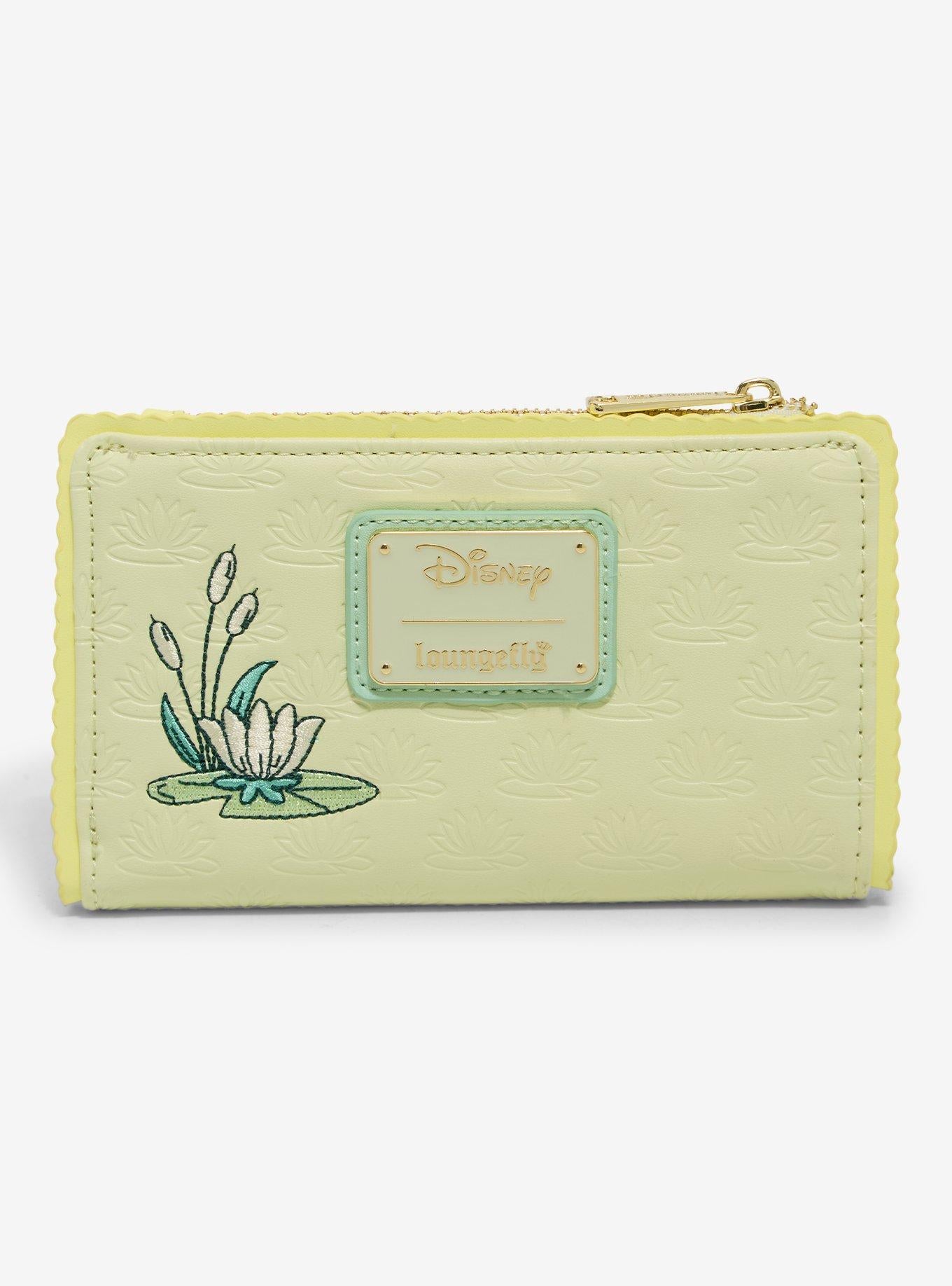 Billetera Disney Tiana junto al estanque