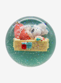 Globo de nieve musical de Snoopy junto a la chimenea