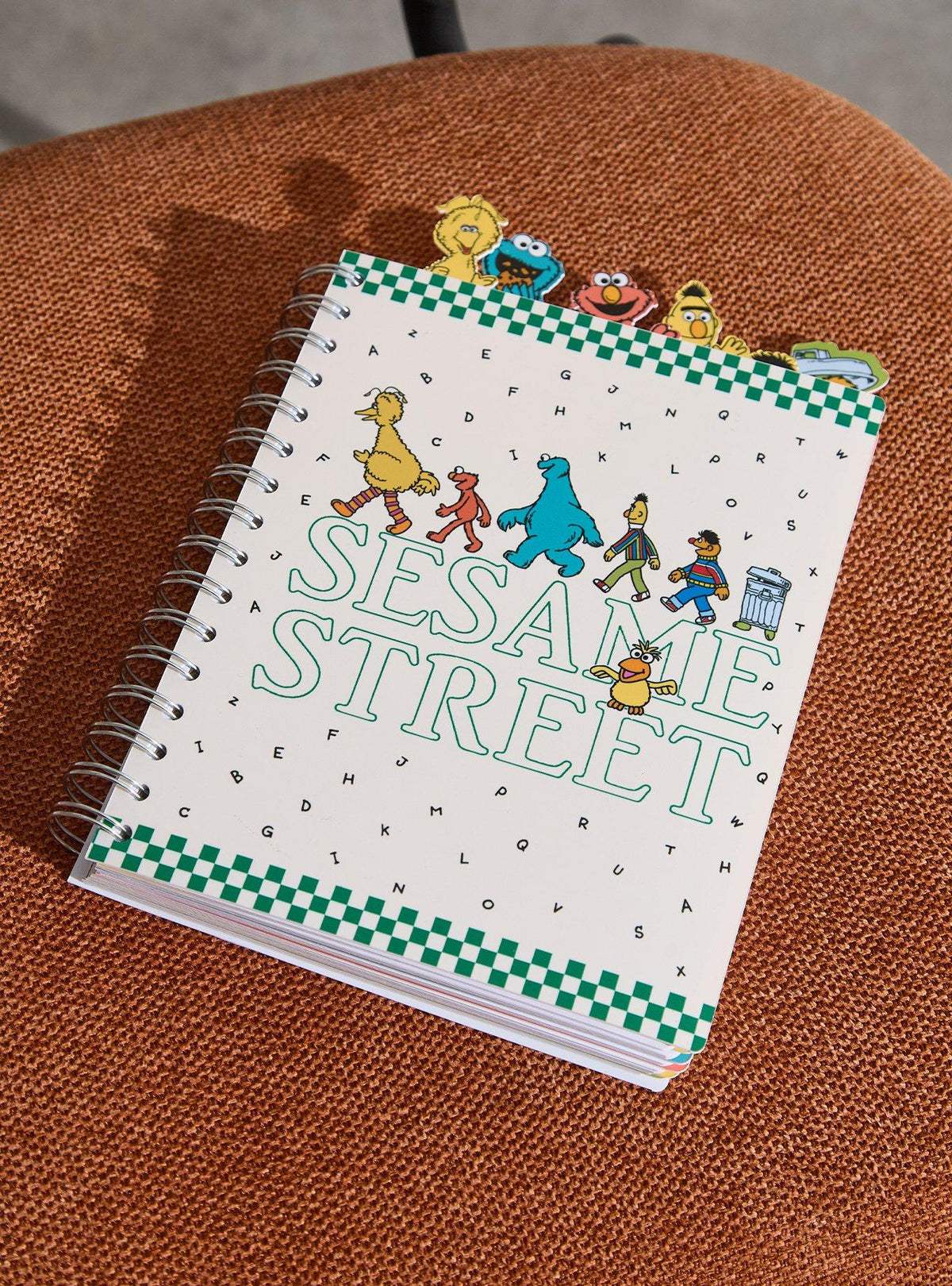Cuaderno con separadores de personajes de Sesame Street