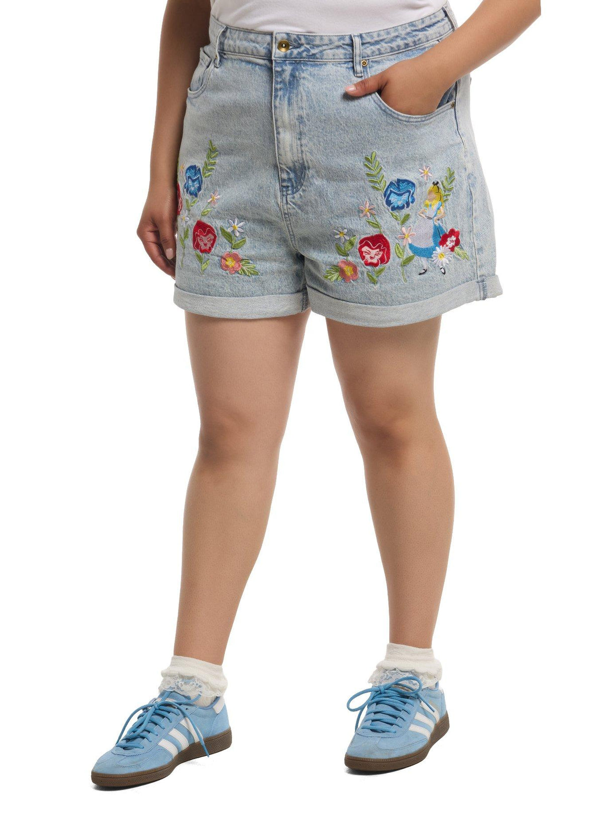 Shorts mom plus size bordados de Alicia en el País de las Maravillas