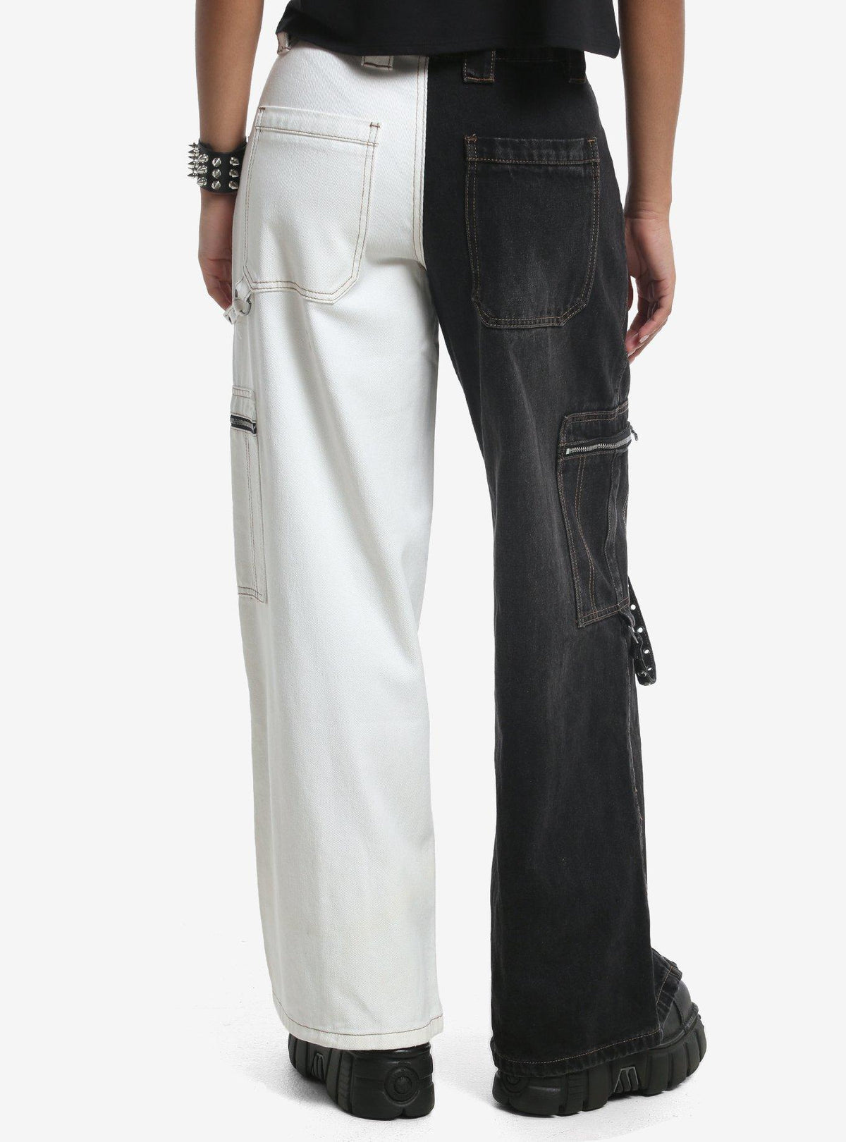 Jeans bicolor con diseño dividido y tiras con ojales