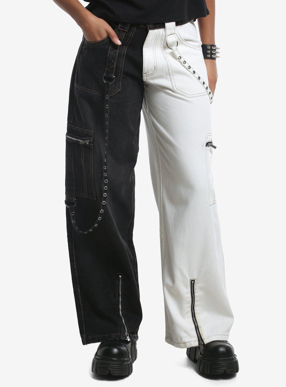 Jeans bicolor con diseño dividido y tiras con ojales