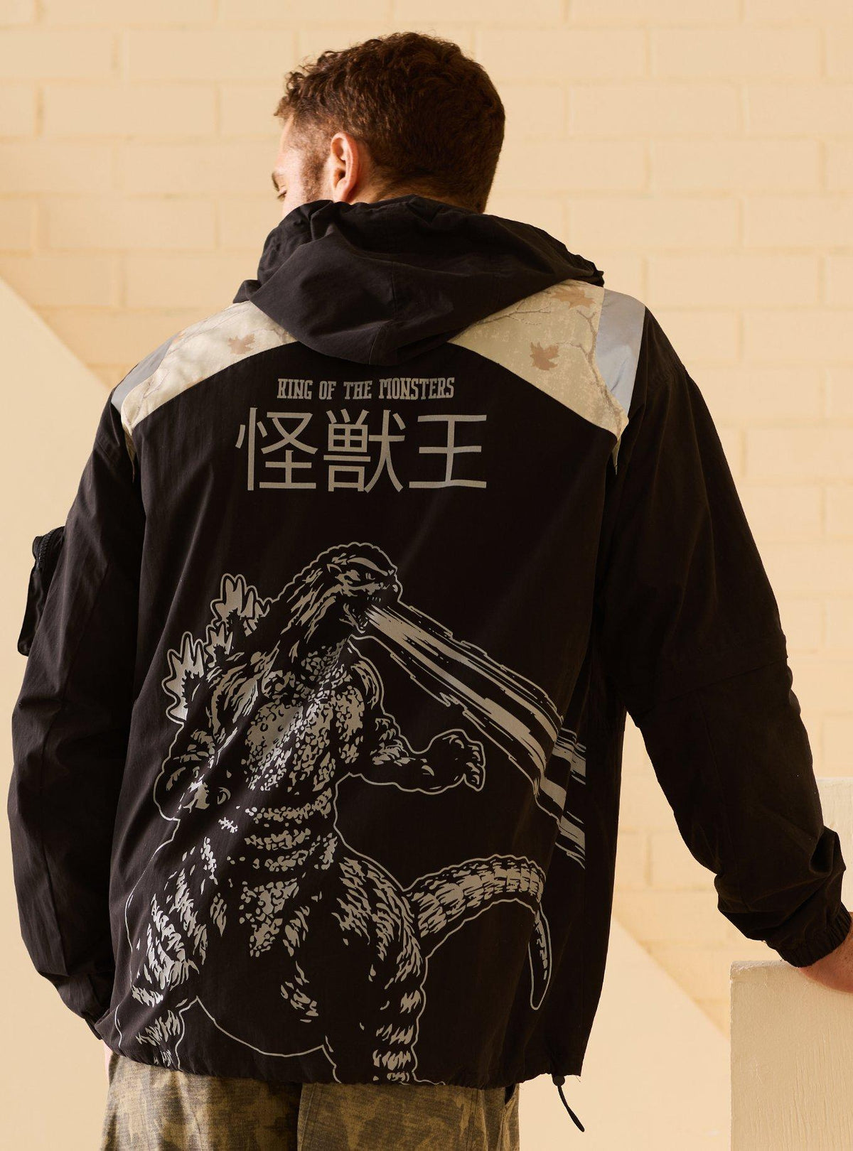 Chaqueta cortaviento camuflaje Godzilla