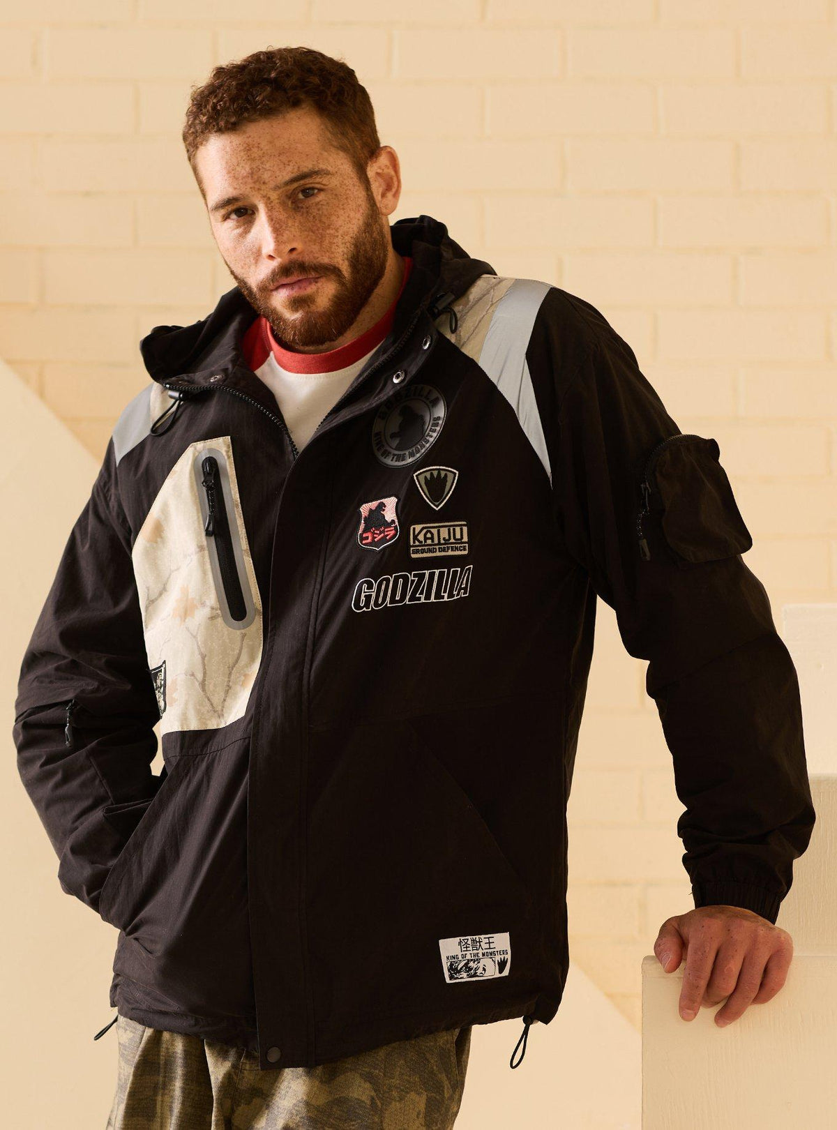 Chaqueta cortaviento camuflaje Godzilla