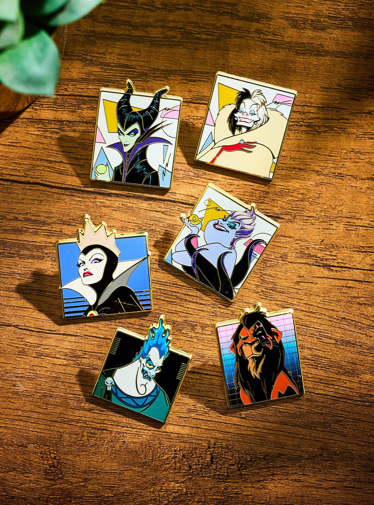 Pin esmaltado sorpresa Disney Villains Retro Midnight