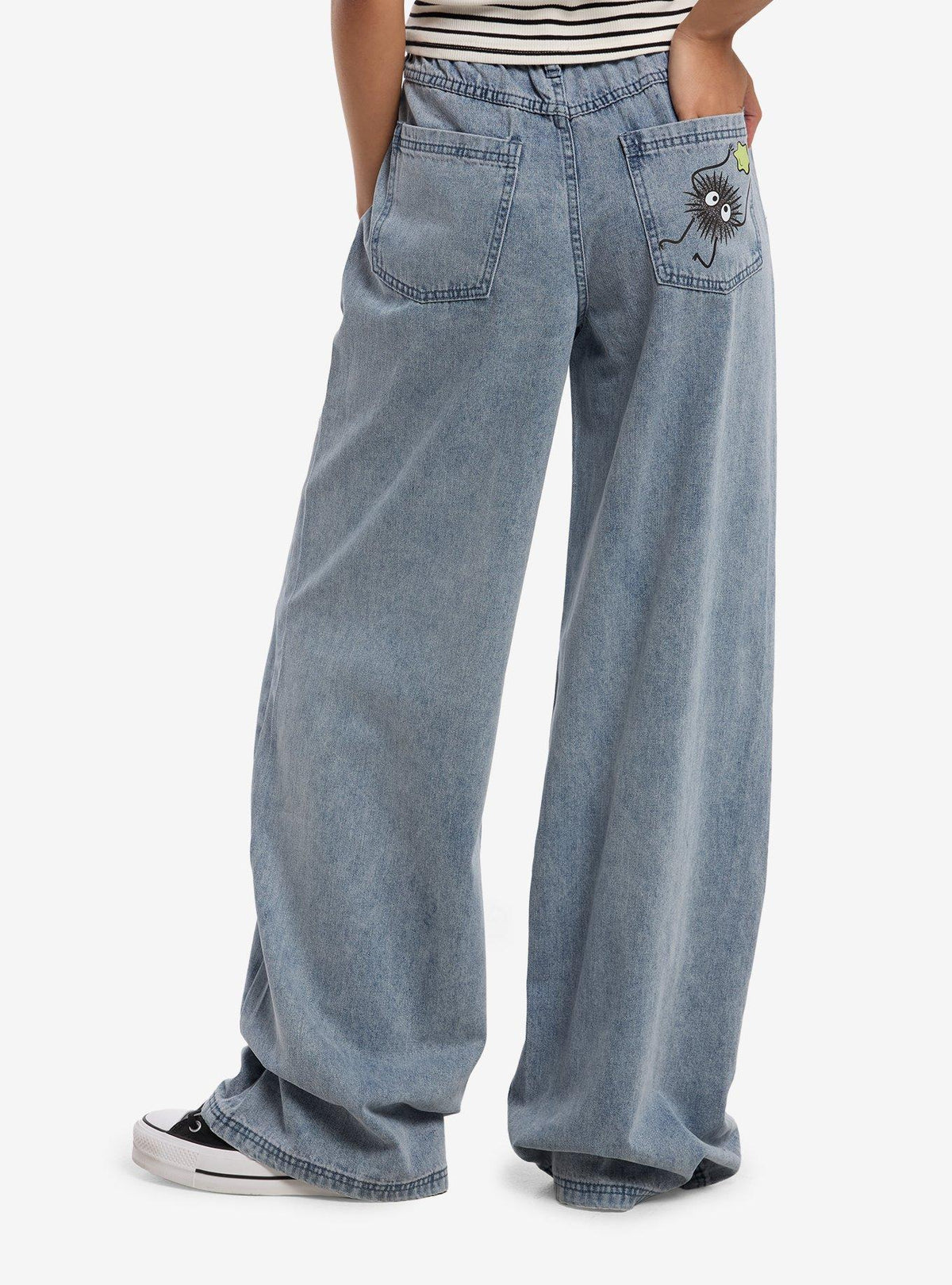 Jeans wide leg de Spirited Away con sprites de hollín
