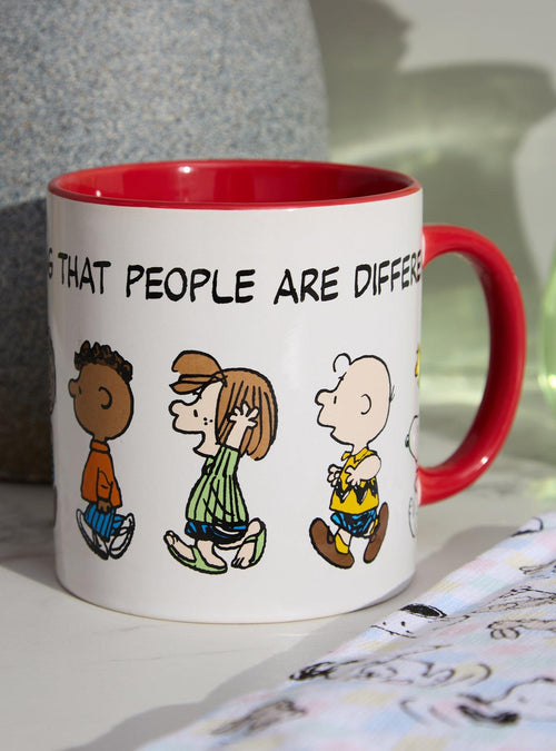 Taza Peanuts: Las personas son diferentes