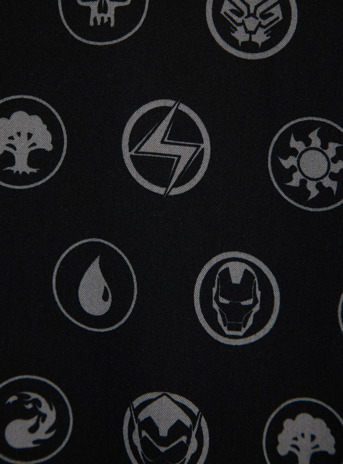 Camisa Magic: The Gathering x Marvel con estampado integral