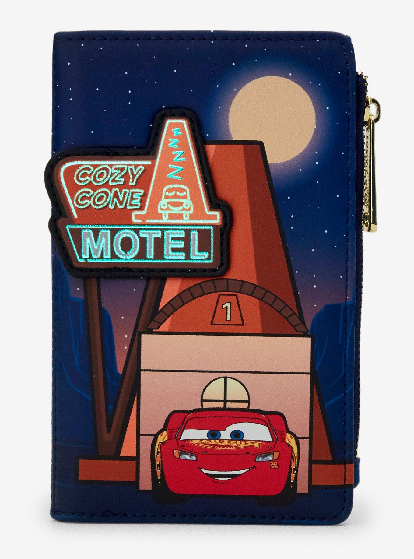 Billetera Disney Pixar Cars Cozy Cone Motel fosforescente