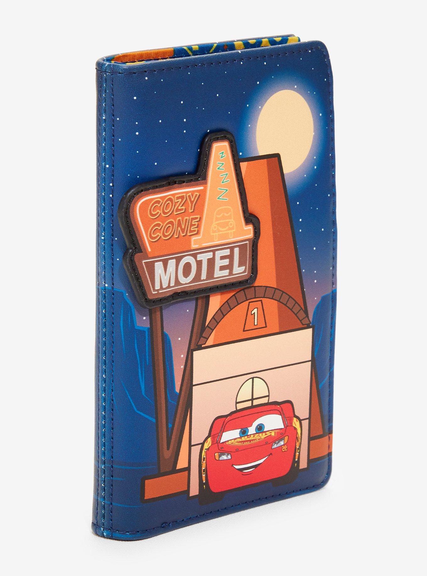 Billetera Disney Pixar Cars Cozy Cone Motel fosforescente