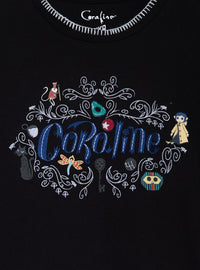 Polera de mujer bordada con el nombre de Coraline