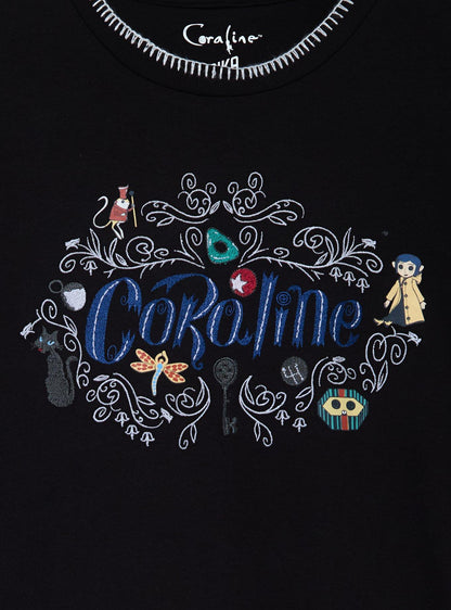Polera de mujer bordada con el nombre de Coraline