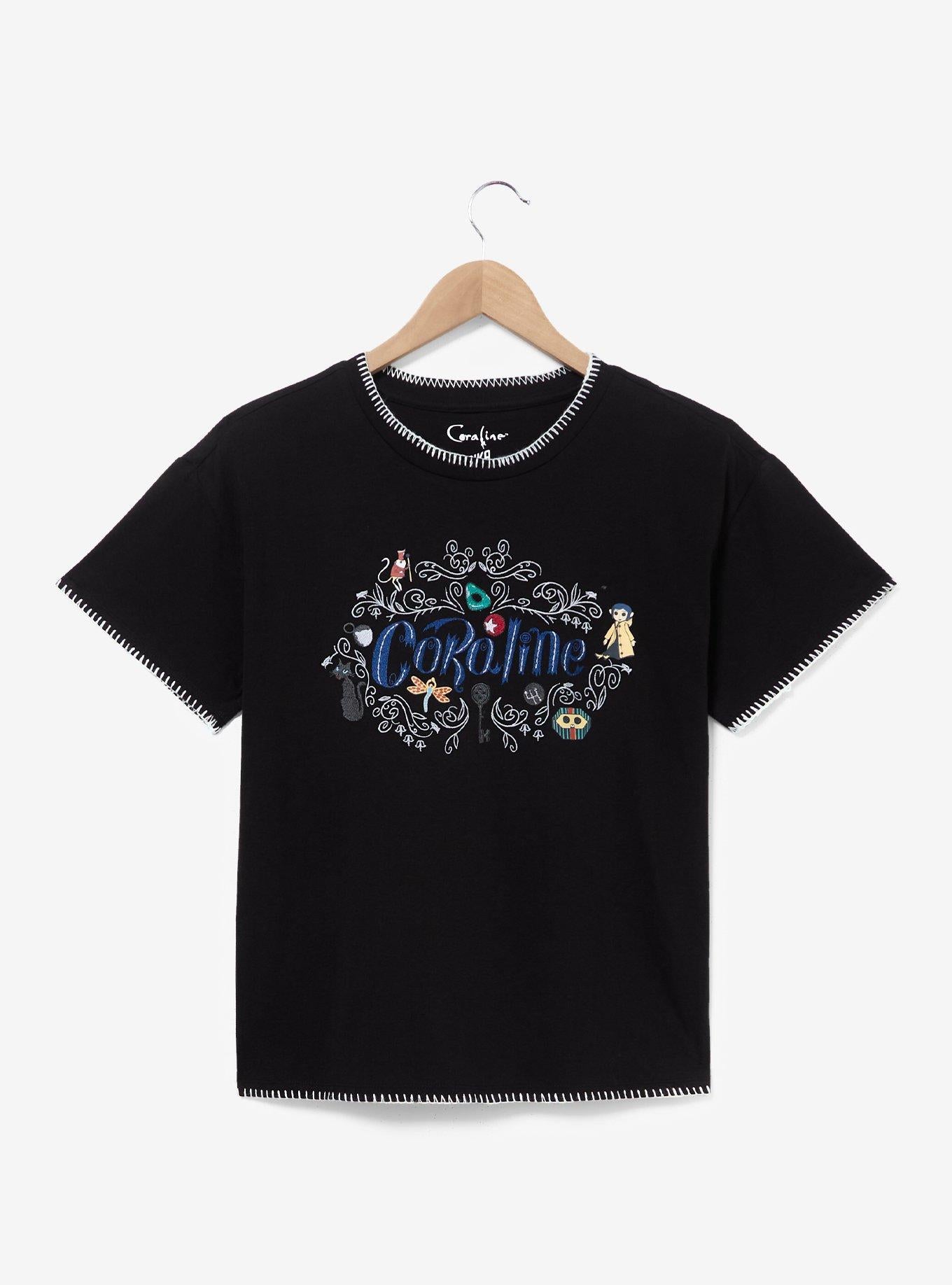 Polera de mujer bordada con el nombre de Coraline