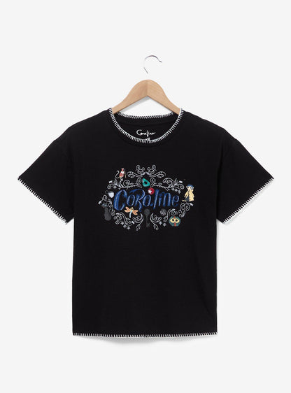Polera de mujer bordada con el nombre de Coraline