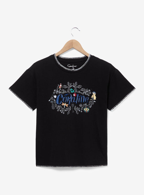 Polera de mujer bordada con el nombre de Coraline