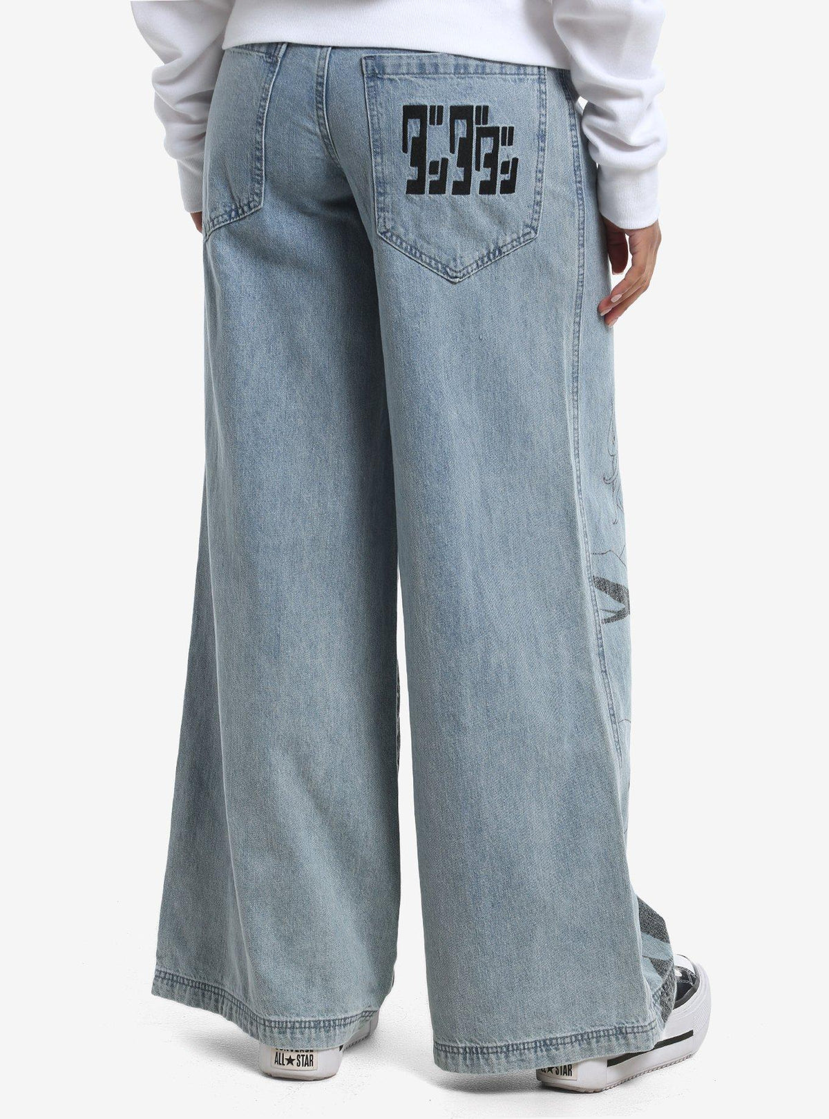 Jeans pierna ancha Dandadan con Momo y Okarun