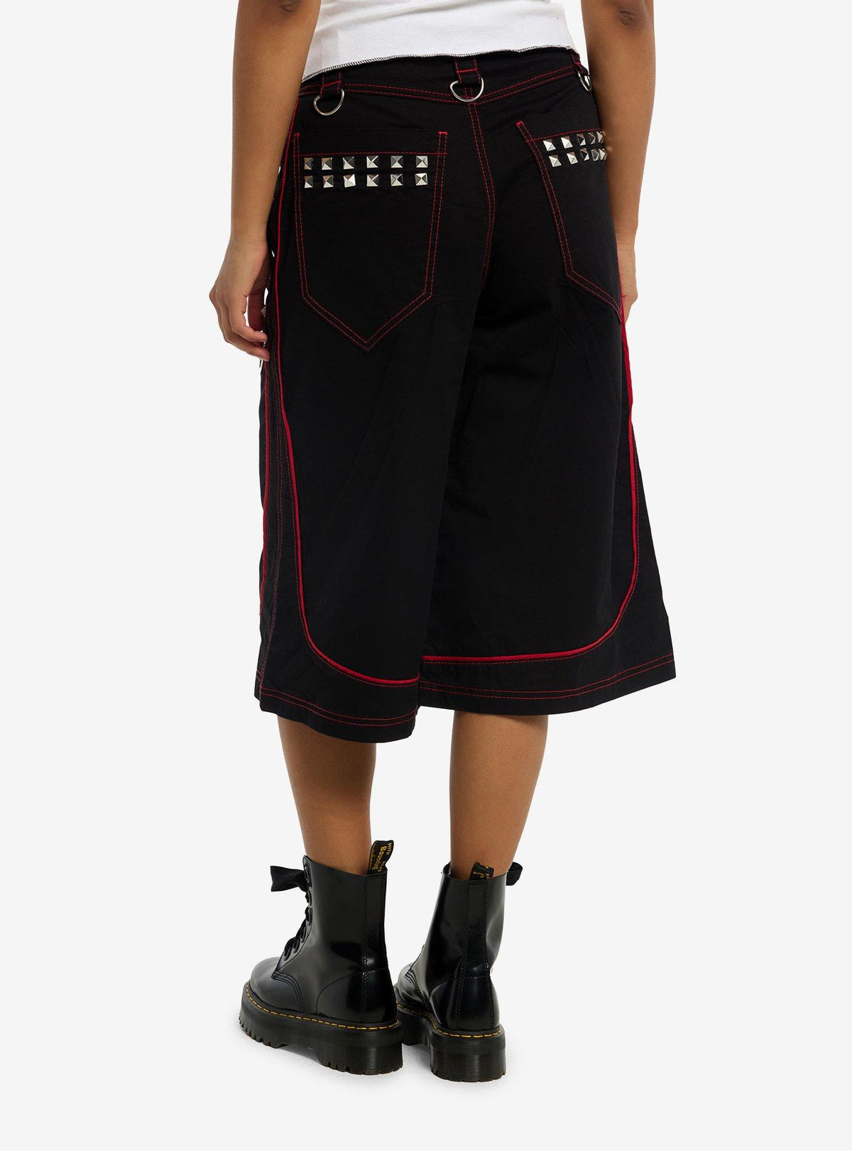 Shorts anchos negros de Stitch con costuras rojas