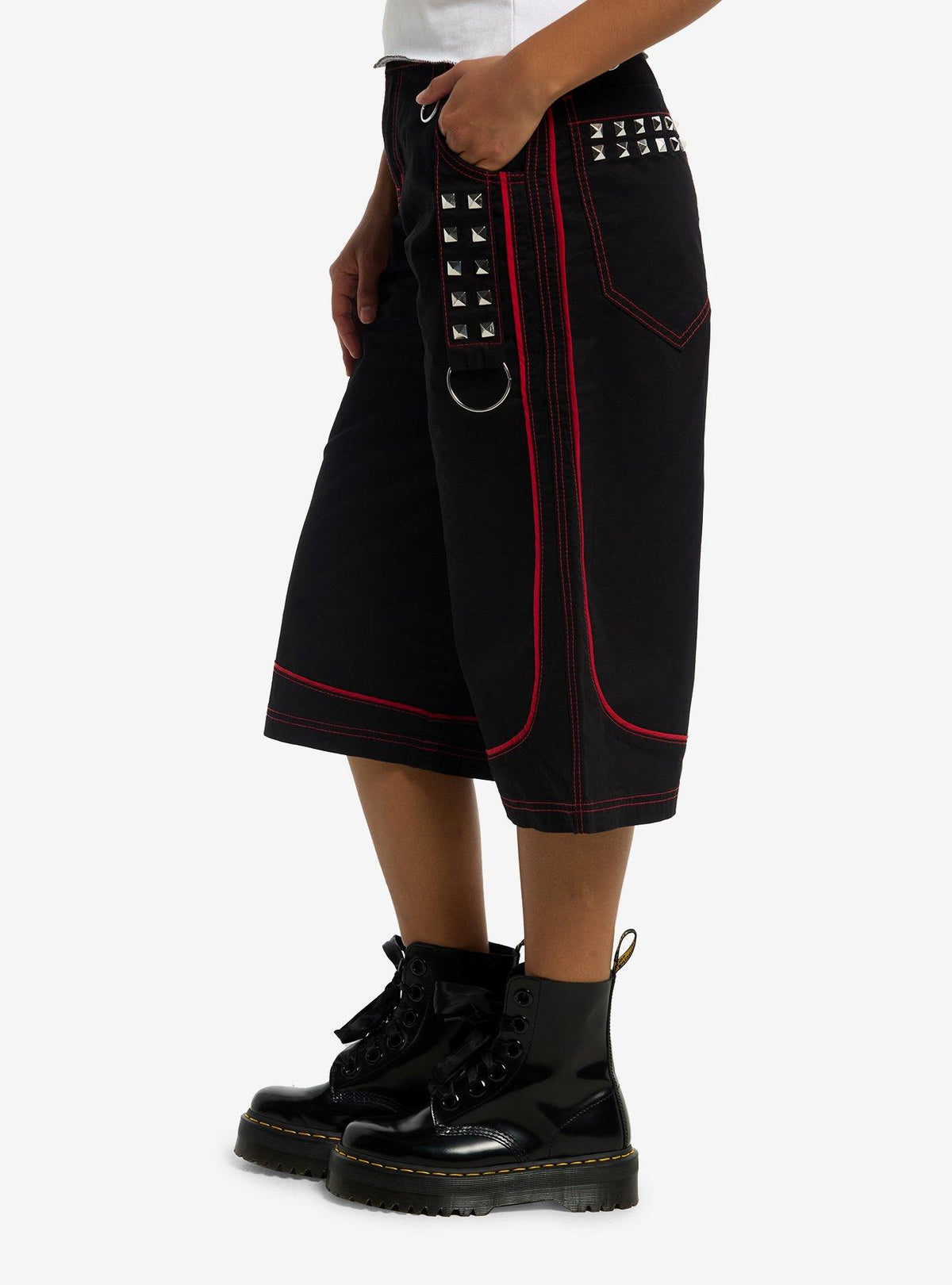 Shorts anchos negros de Stitch con costuras rojas