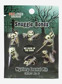 Pin esmaltado sorpresa Snuggle Bones que brilla en la oscuridad