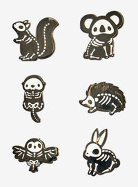 Pin esmaltado sorpresa Snuggle Bones que brilla en la oscuridad