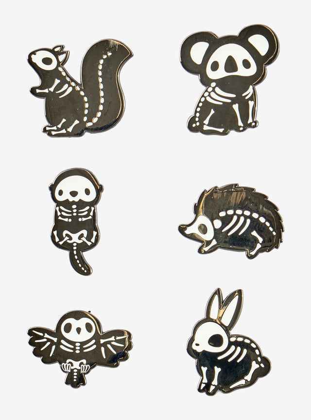 Pin esmaltado sorpresa Snuggle Bones que brilla en la oscuridad