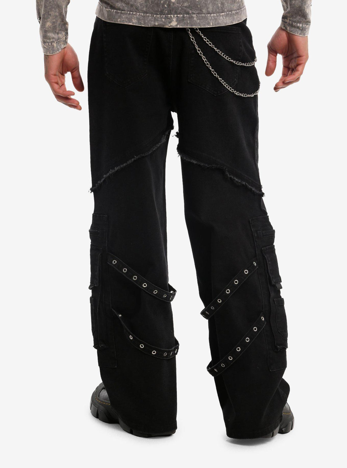 Pantalón barrel negro con cadenas de Stitch