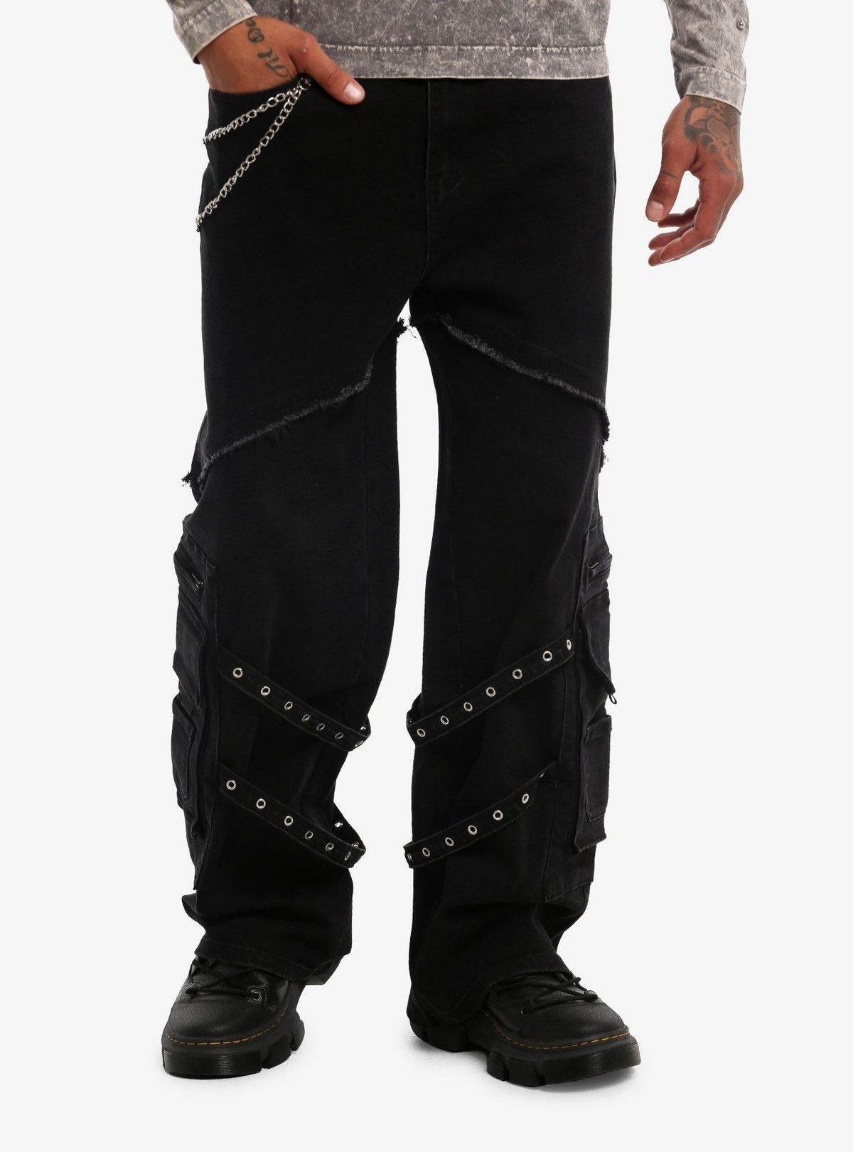 Pantalón barrel negro con cadenas de Stitch