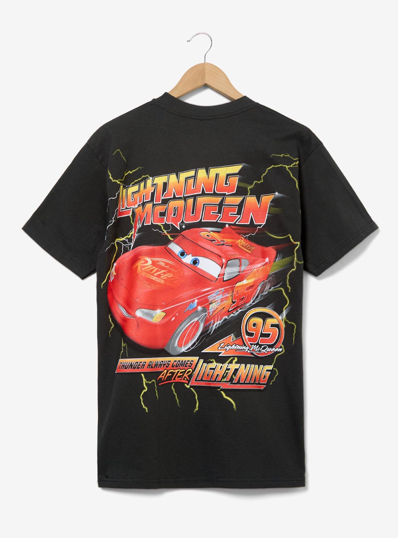 Polera Disney Pixar Cars Lightning McQueen con insignias