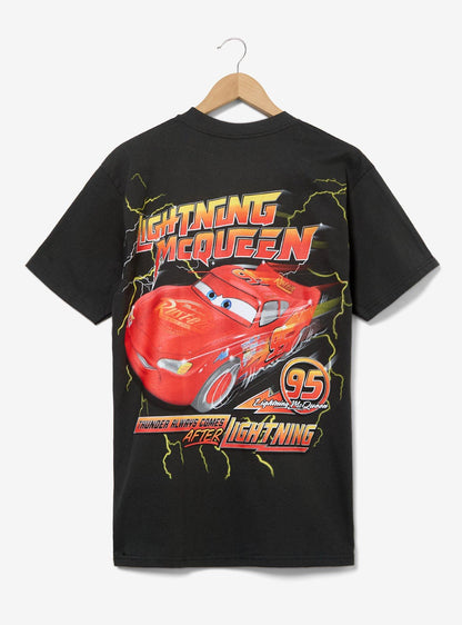 Polera Disney Pixar Cars Lightning McQueen con insignias