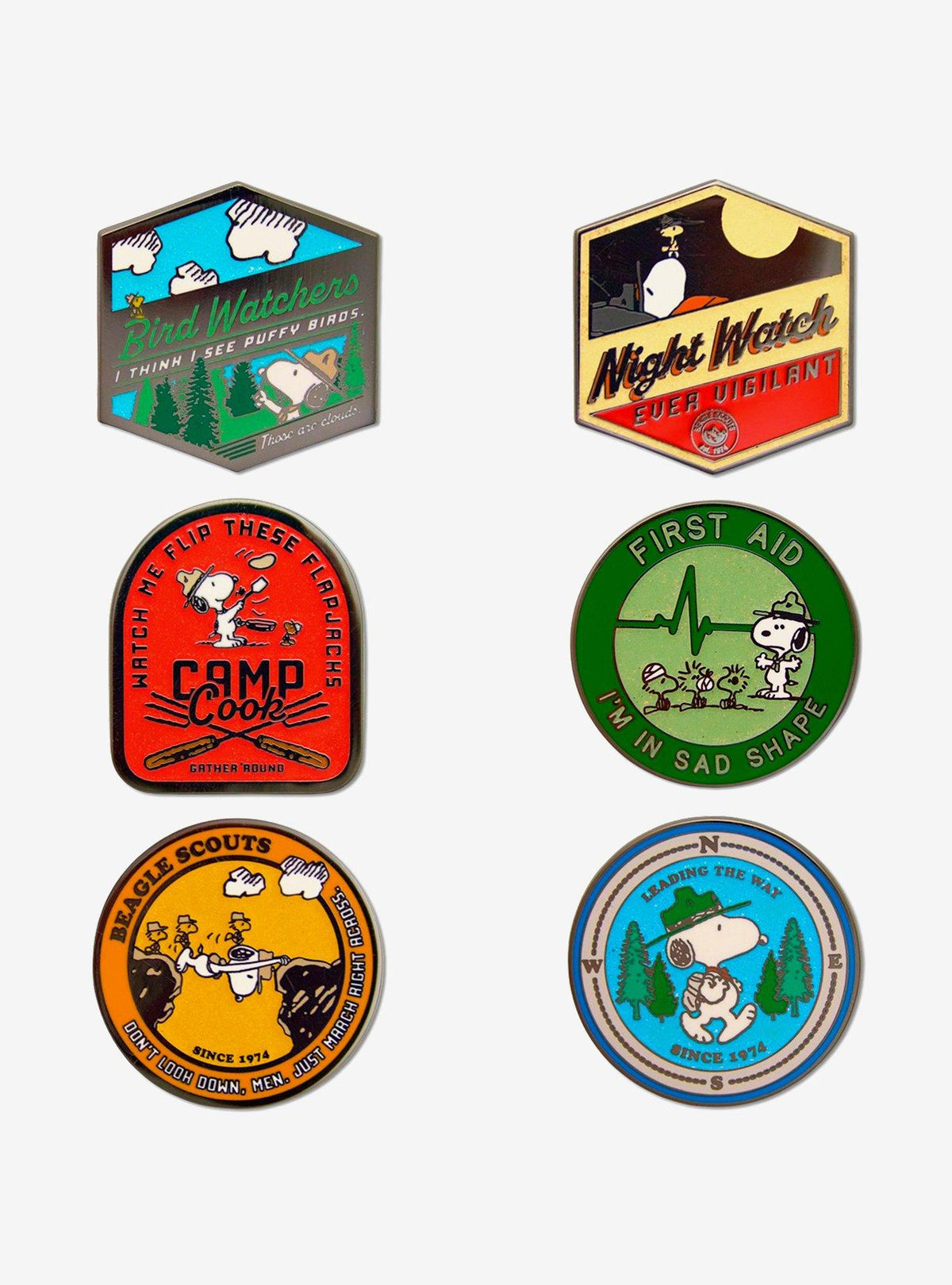 Pin esmaltado sorpresa Peanuts: insignias Beagle Scouts